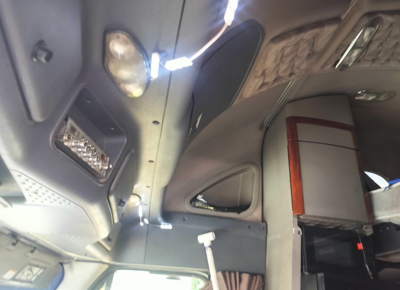 2008 Freightliner Cascadia - Image 33
