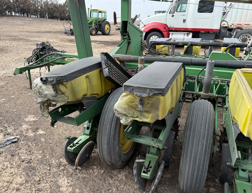 2008 John Deere MaxEmergePlus Planter - Image 4