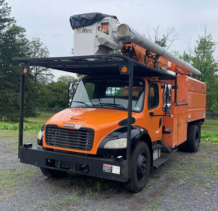 2011 Freightliner M2 Bucket Truck - Image 2