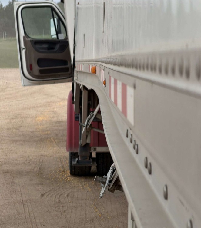 2013 Freightliner Cascadia 125 & JET Hopper Grain Trailer - Image 10