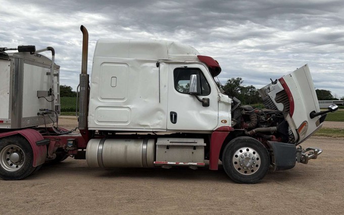 2013 Freightliner Cascadia 125 & JET Hopper Grain Trailer - Image 3