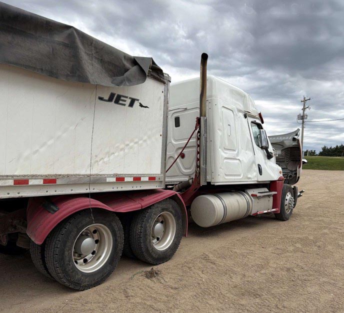 2013 Freightliner Cascadia 125 & JET Hopper Grain Trailer - Image 4
