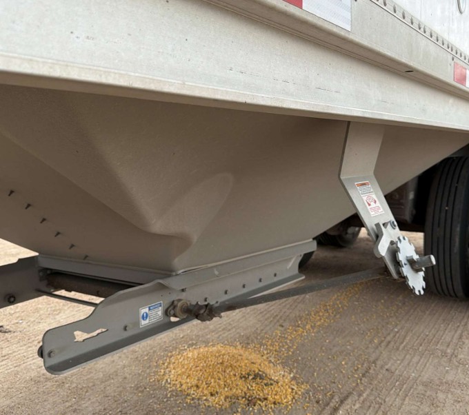 2013 Freightliner Cascadia 125 & JET Hopper Grain Trailer - Image 9