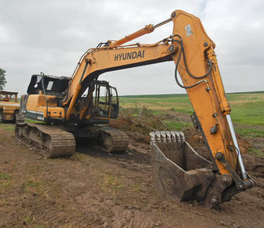 2015 Hyundai R 220 LC-9A Excavator - Image 2