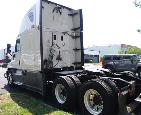 2016 Freightliner Cascadia Evolution - Image 3