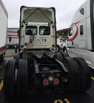 2019 Freightliner Cascadia - Image 2