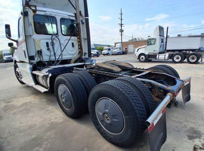 2019 Freightliner Cascadia - Image 2