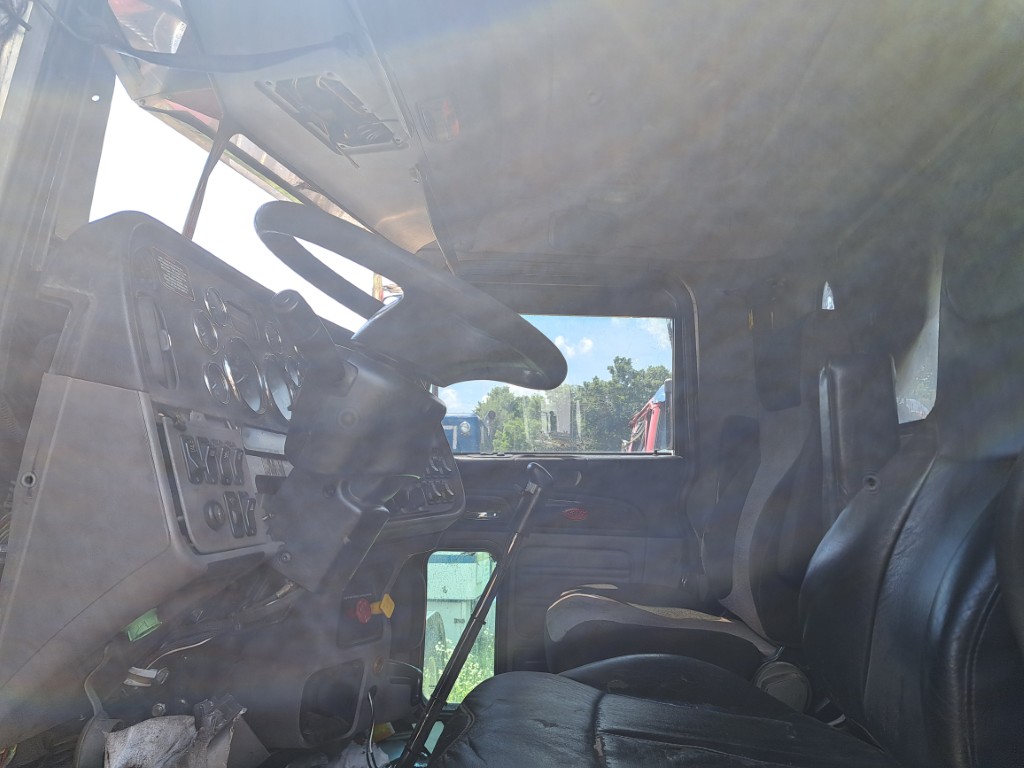 2020 Peterbilt 389 - Image 24
