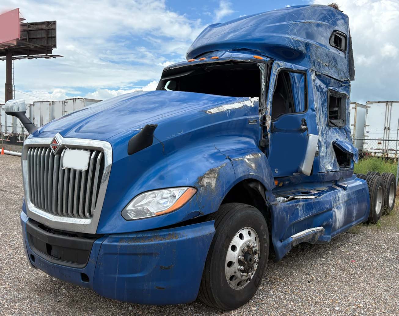 2021 International LT625 - Image 2