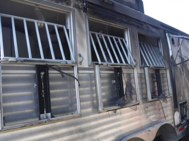 2021 SMC SL8313SSR Horse Trailer - Image 9