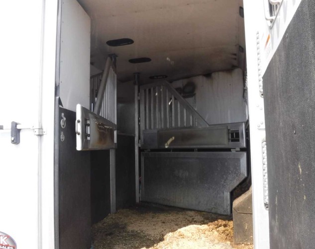 2021 SMC SL8313SSR Horse Trailer - Image 11