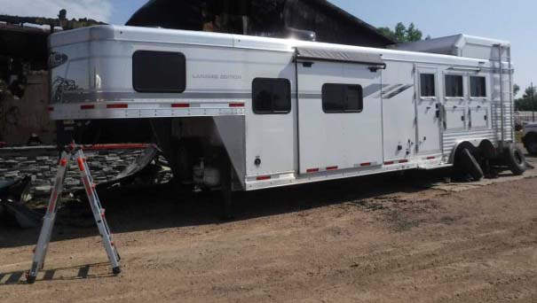 2021 SMC SL8313SSR Horse Trailer - Image 4