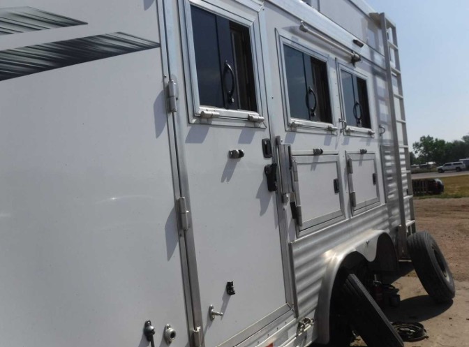 2021 SMC SL8313SSR Horse Trailer - Image 7