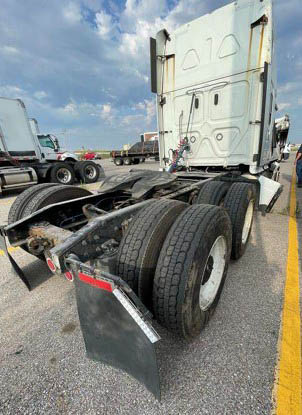 2022 Freightliner Cascadia - Image 10