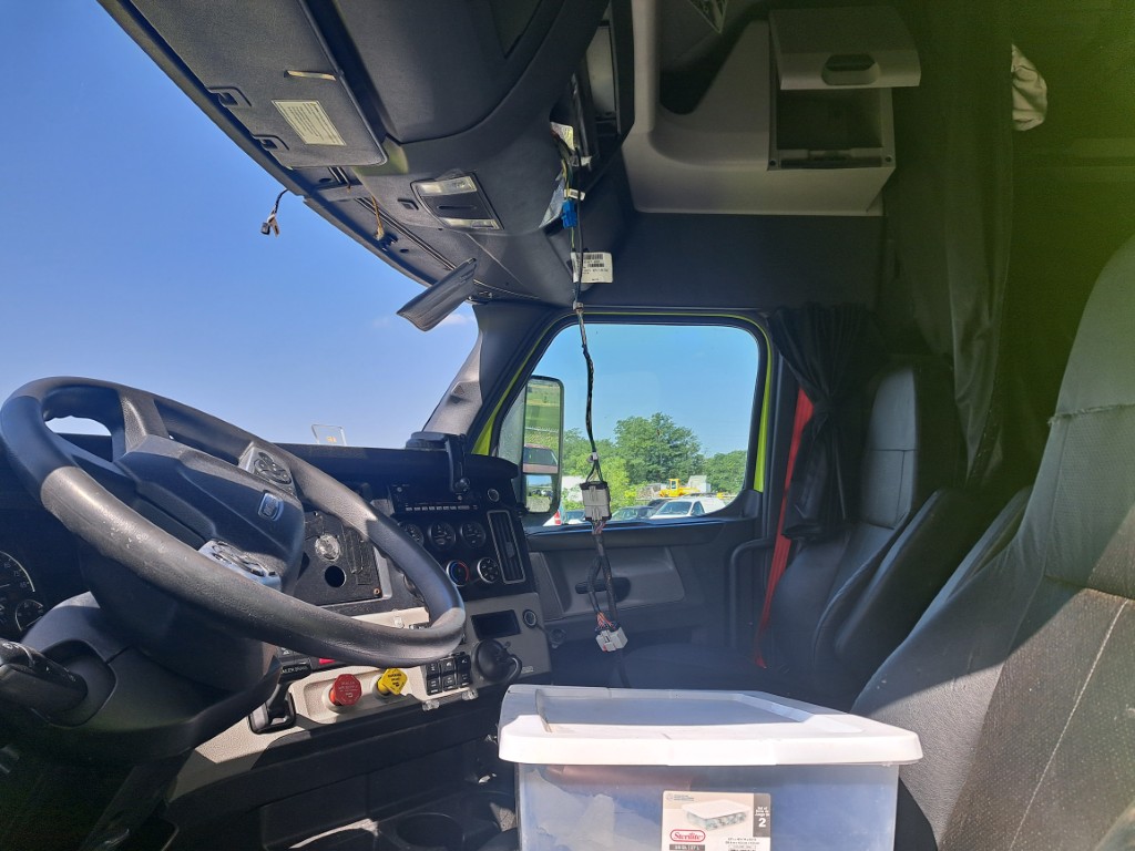2023 Freightliner Cascadia - Image 30