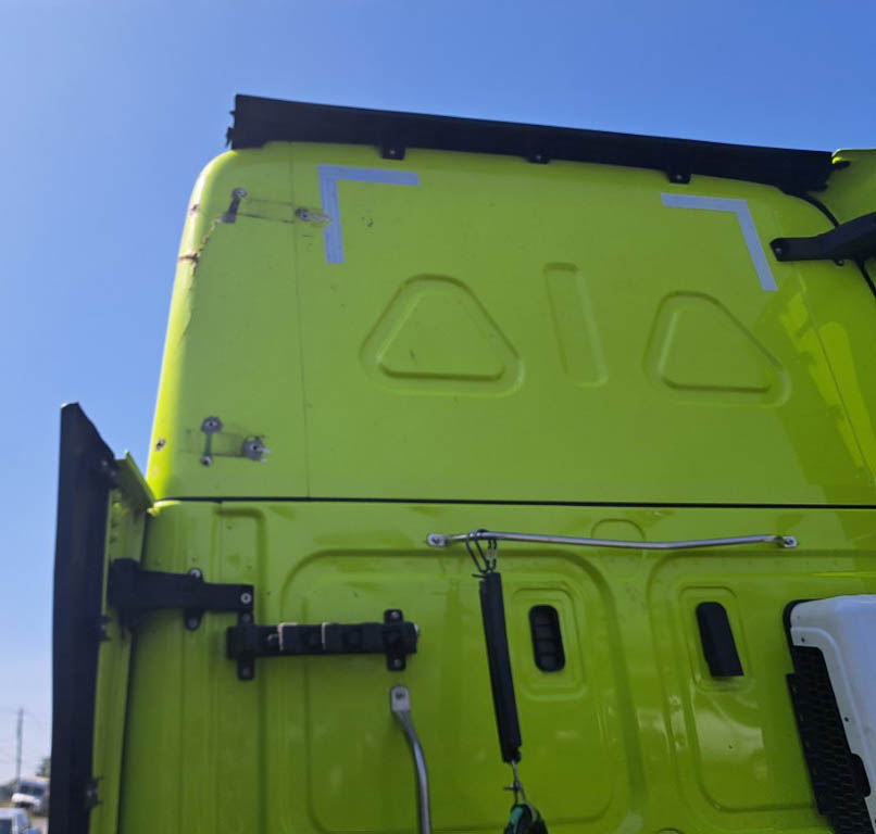 2023 Freightliner Cascadia - Image 9