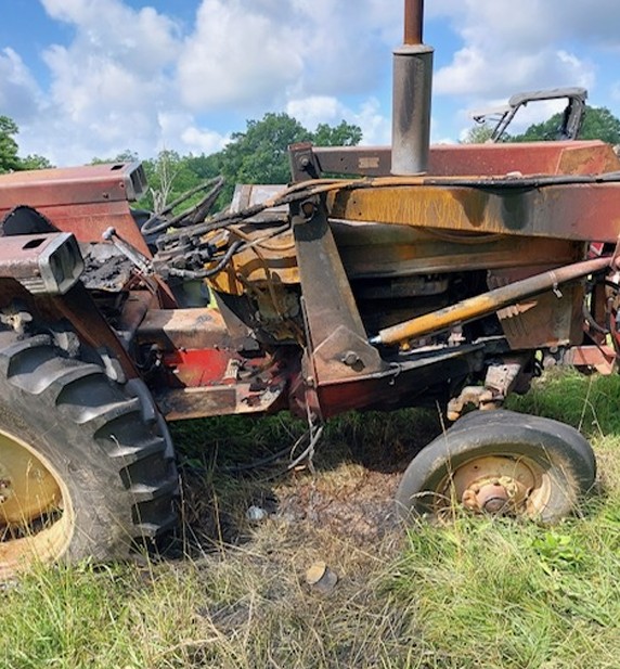 International 574 Tractor - Image 2