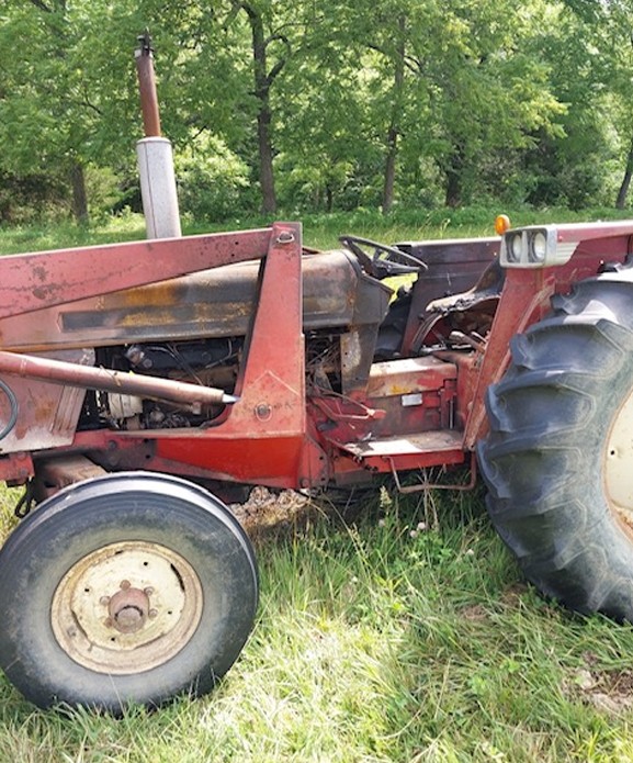 International 574 Tractor - Image 4