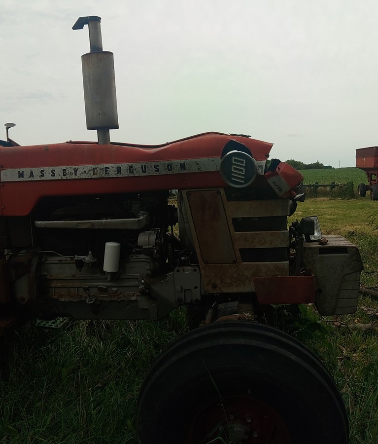 Massey Ferguson 1100 Tractor - Image 2