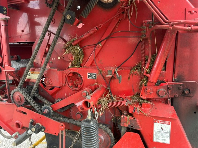 2008 New Holland BR7090 Baler - Image 11