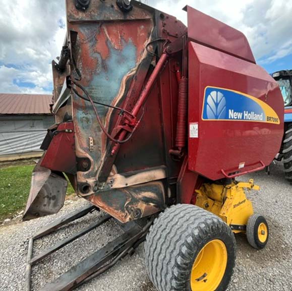 2008 New Holland BR7090 Baler - Image 4