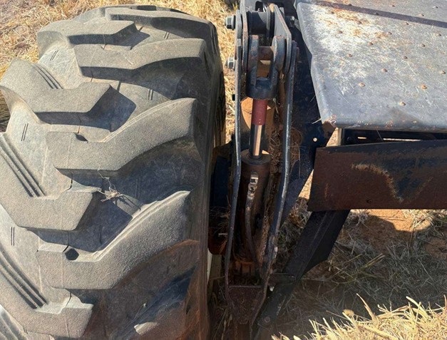 1999 Hesston 8450 Windrower - Image 14