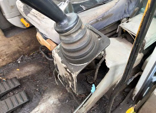 2000 New Holland EC215 Excavator - Image 16