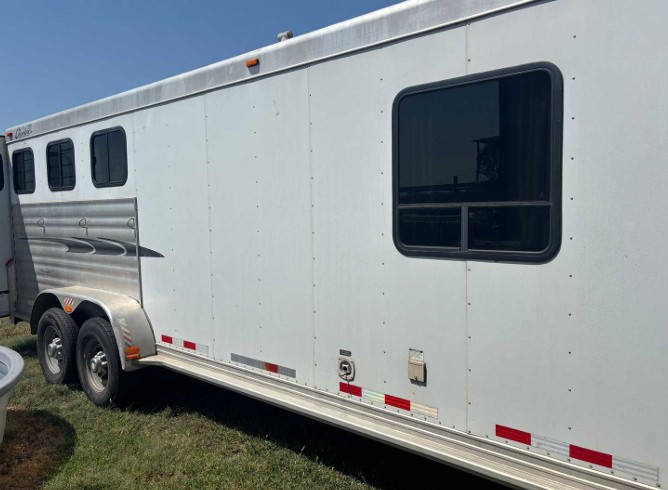 2004 Cherokee Horse Trailer - Image 18