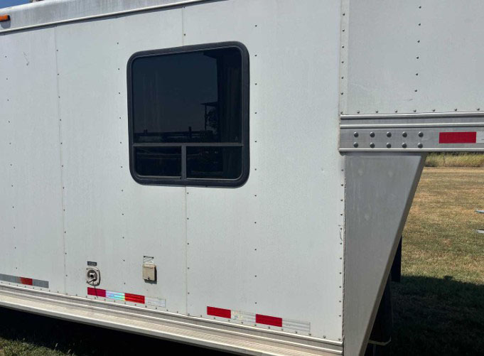 2004 Cherokee Horse Trailer - Image 19