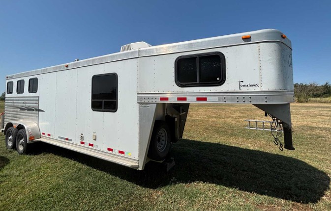2004 Cherokee Horse Trailer - Image 5