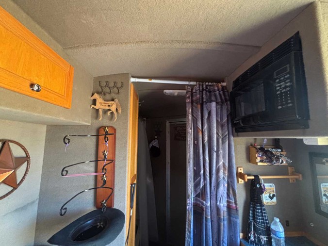 2004 Cherokee Horse Trailer - Image 9