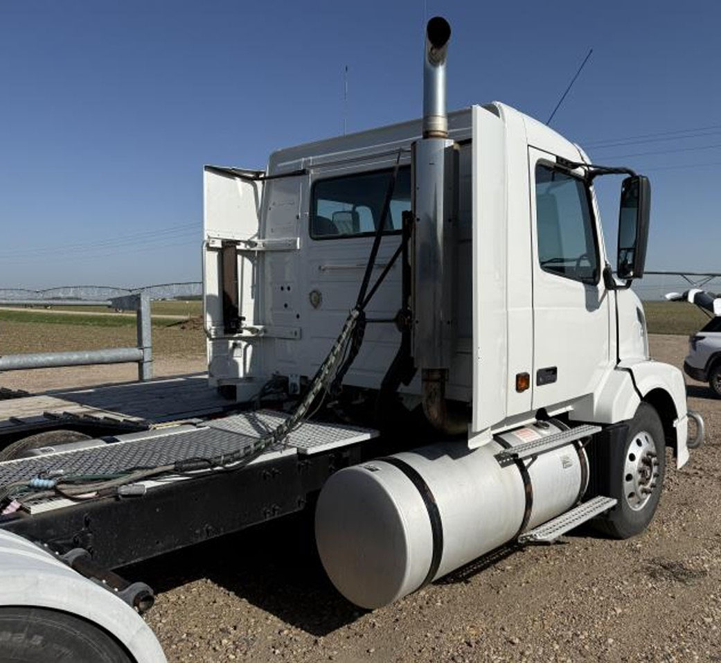 2004 Volvo VNL - Image 2