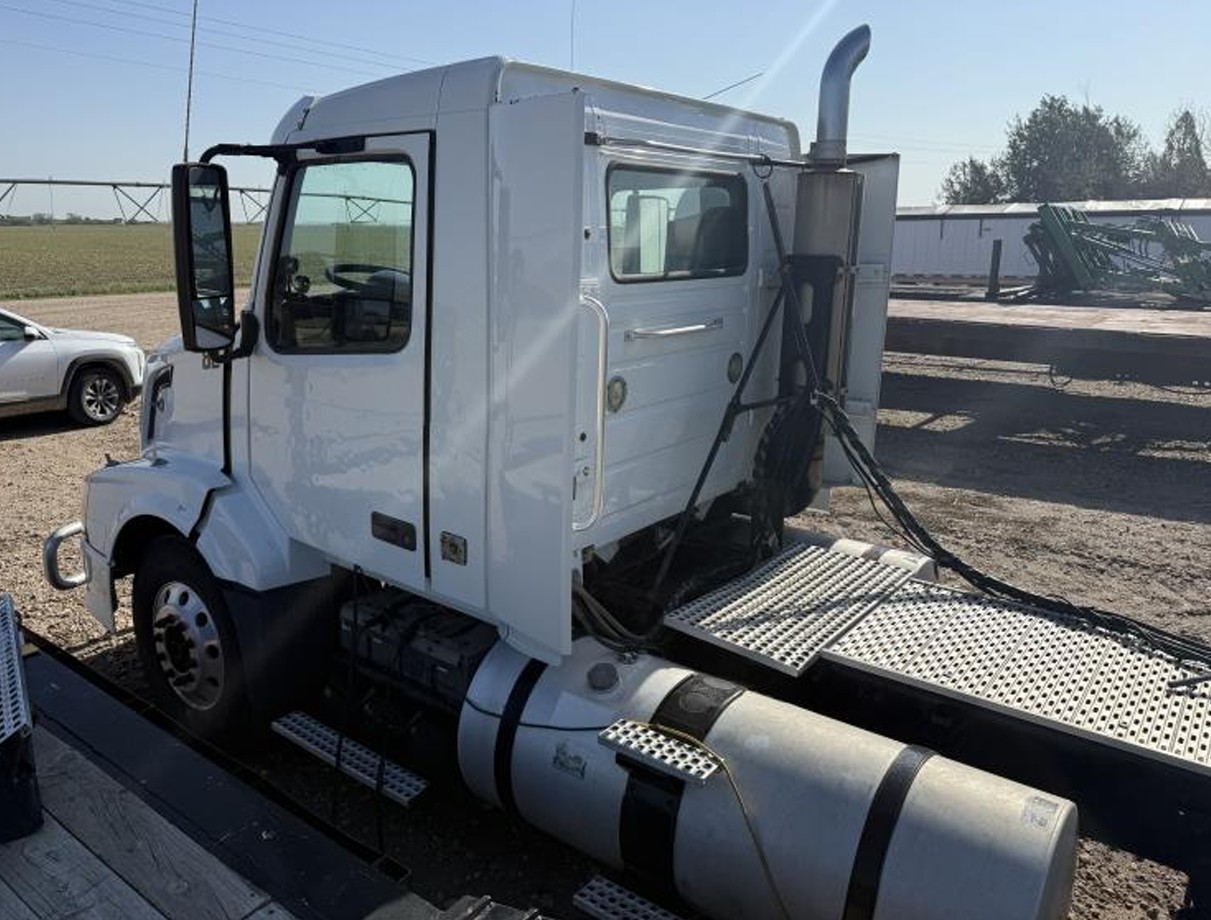 2004 Volvo VNL - Image 3