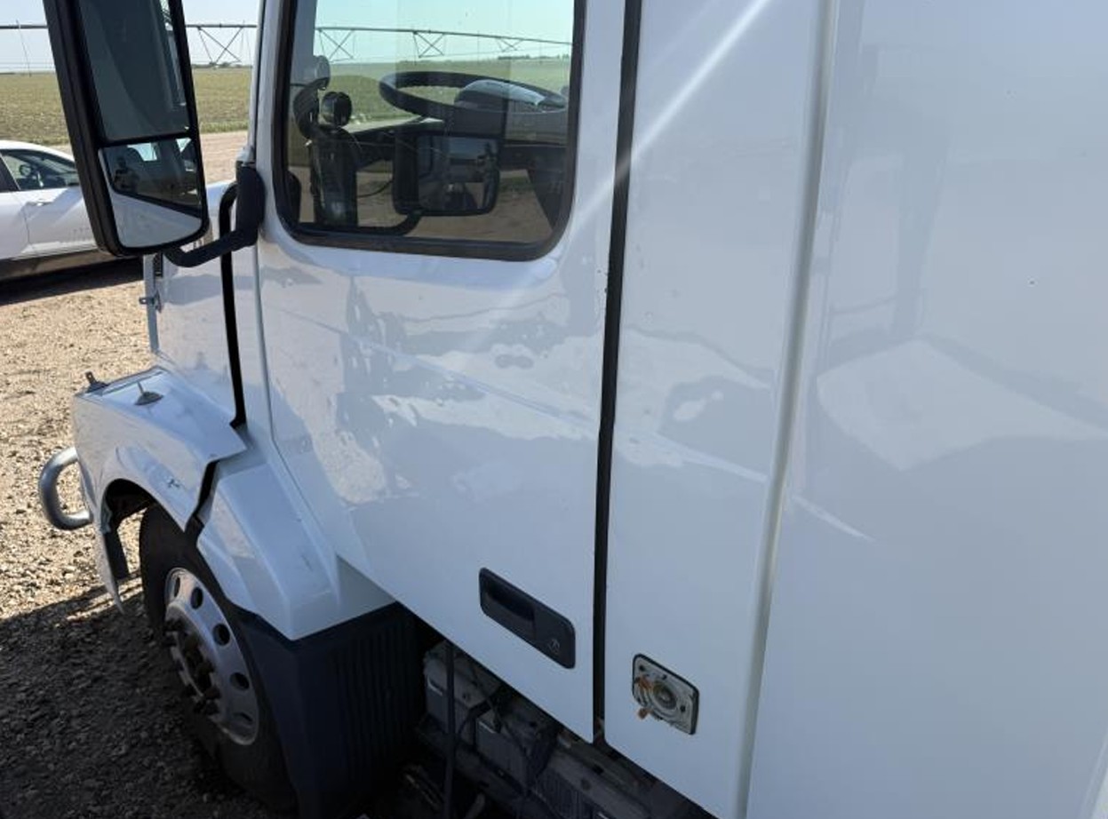 2004 Volvo VNL - Image 4