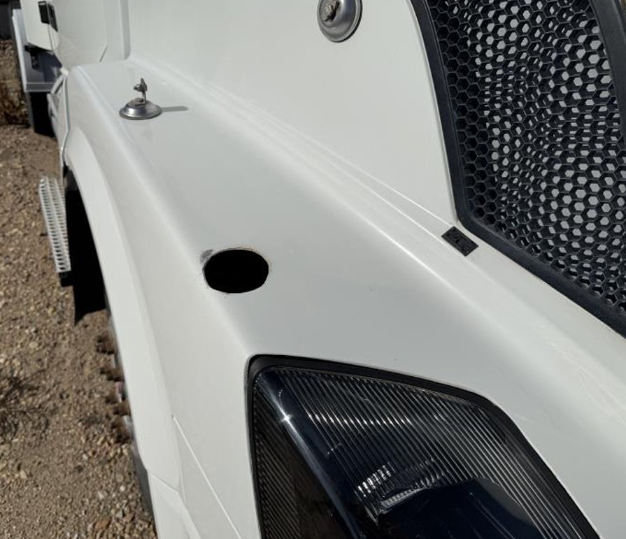 2004 Volvo VNL - Image 7