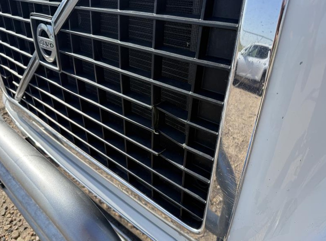 2004 Volvo VNL - Image 8