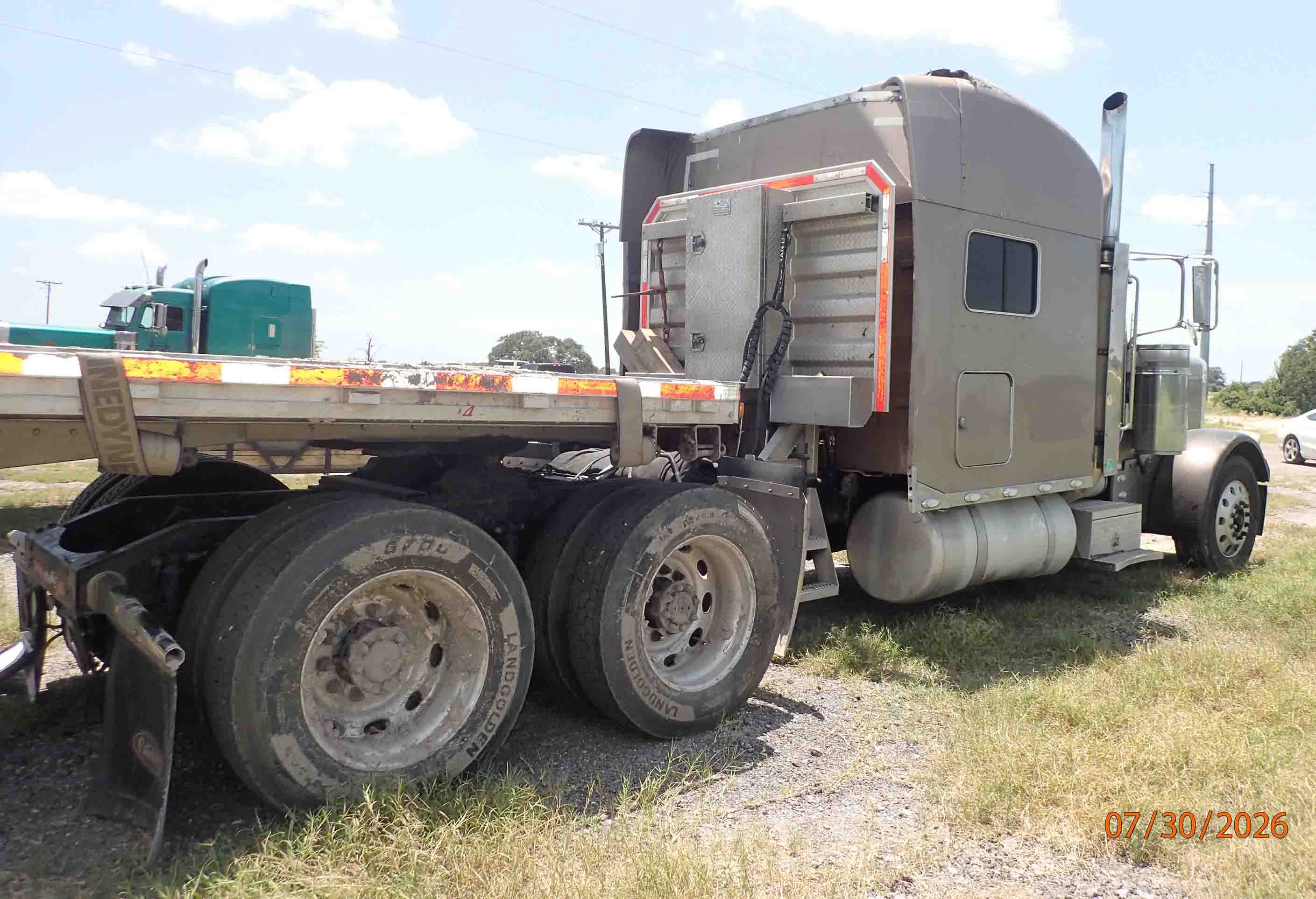 2005 Peterbilt 379 - Image 2