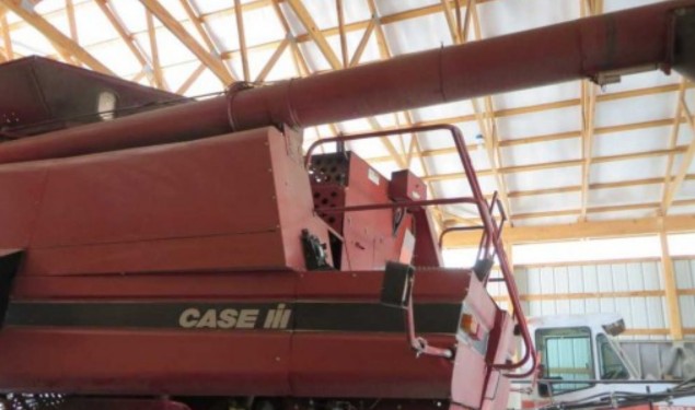 2006 Case IH 2377 Combine - Image 9