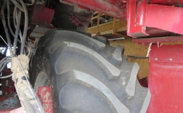 2006 Case IH 2377 Combine - Image 11
