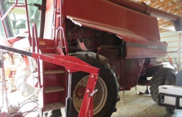 2006 Case IH 2377 Combine - Image 2