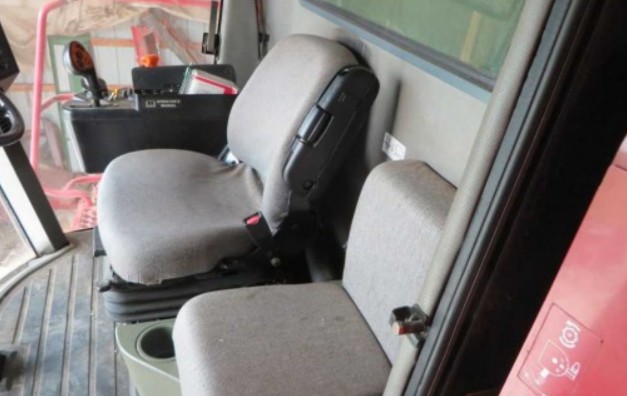 2006 Case IH 2377 Combine - Image 7