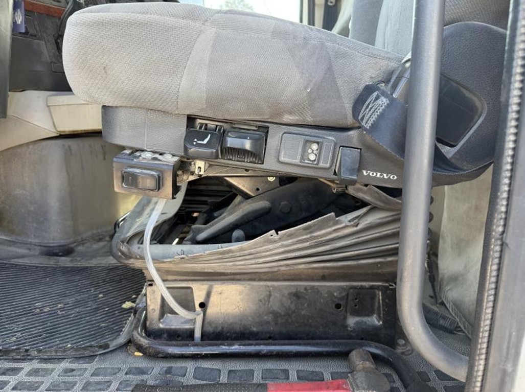 2006 Volvo VNL - Image 11