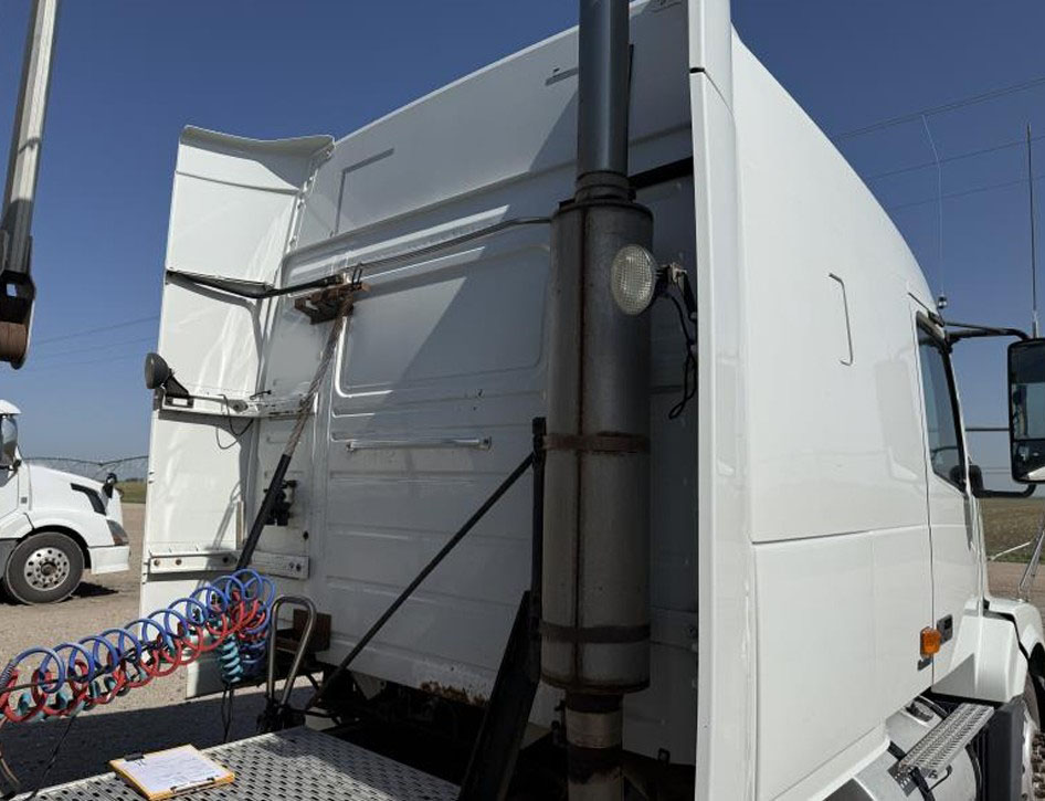 2006 Volvo VNL - Image 2