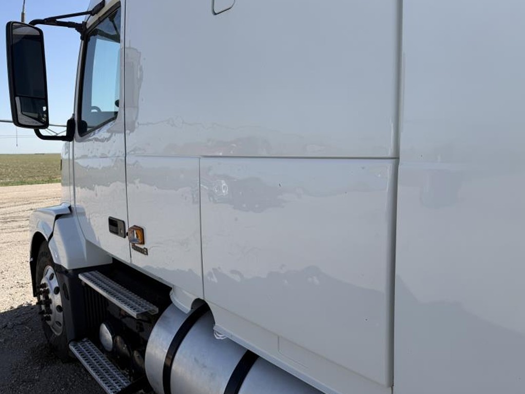 2006 Volvo VNL - Image 3