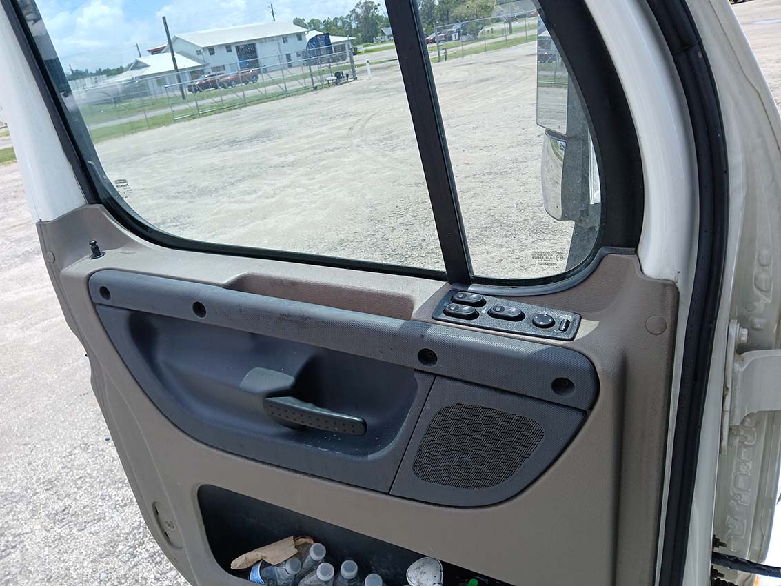 2013 Freightliner Cascadia - Image 16