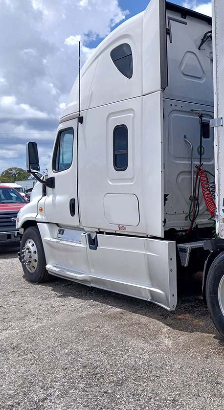 2013 Freightliner Cascadia - Image 2