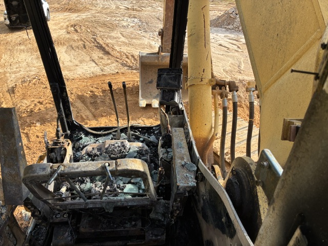2013 Komatsu PC490LC-10 Excavator - Image 23
