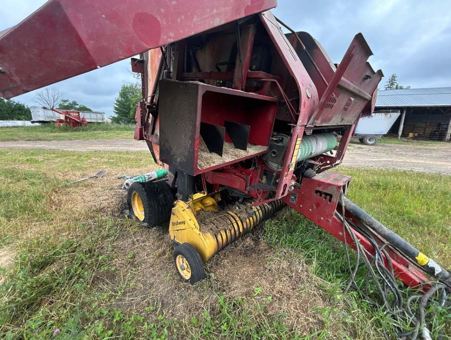 2012 New Holland BR7070 Baler - Image 21