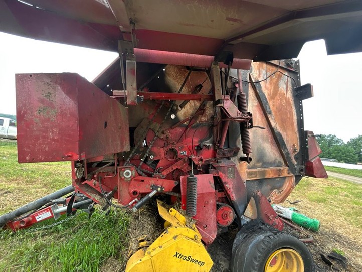 2012 New Holland BR7070 Baler - Image 5