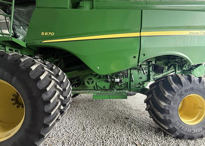 2014 John Deere S670 Combine - Image 14